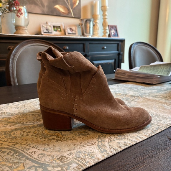 Dolce Vitta Booties - SZ. 9 1/2 Tan Suede - Picture 4 of 6